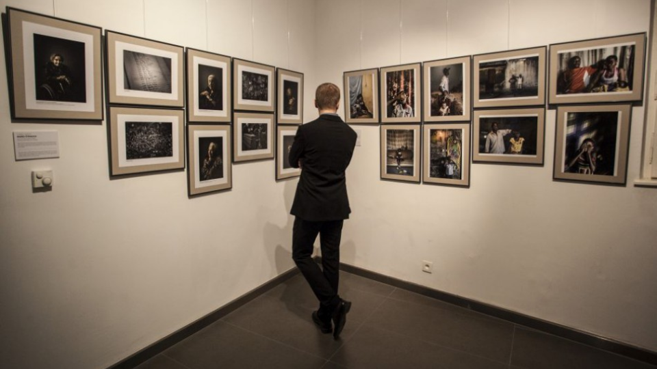 Výstava víťazných fotografií Slovak Press Photo 2015 po  slávnostnom odovzdávaní cien v Bratislave 21. októbra 2015.