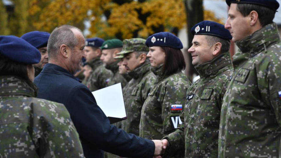 Minister obrany SR Peter Gajdoš (na snímke druhý zľava) ocenil vojakov a vojenských policajtov, ktorí v uplynulom období zachránili niekomu život, alebo pomohli pri dopravnej nehode v piatok 21. októbra 2016 v Trenčíne.