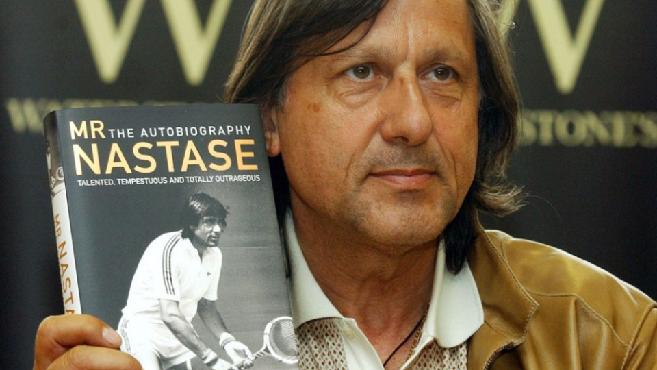 Bývalá rumunská tenisová hviezda Ilie Nastase drží v rukách svoj životopis, nazvaný Mr. Nastase 7. júna 2004 pred autogramiádou v jednom z londýnskych kníhkupectiev.