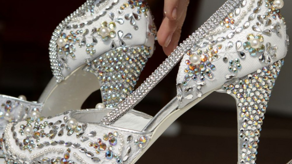 Topánky , ktoré sú súčasťou modelu pre nevestu sú vystavené počas pokusu o zápis do Guinnessovej knihy rekordov pre svadobný model ozdobený 43 008 kusmi Swarowskiho perlami a kryštálikmi 24. marca 2010 v Bukurešti. Model vážiaci viac ako 12 kilogramov ,  zapísali po kontrole do  Guinnessvoej knihy rekordov. 