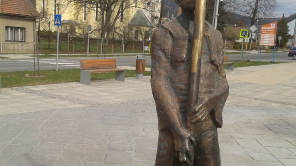 Na snímke symbol nového Podpolianskeho námestia v Hriňovej - socha fujaristu. V Hriňovej 1. apríla 2016. 