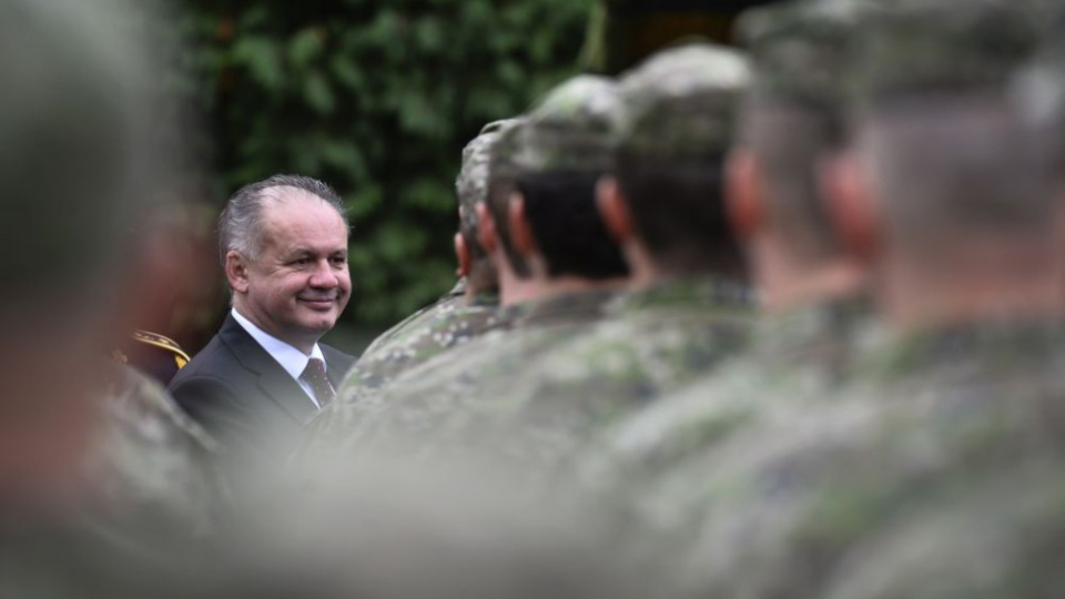 Na snímke prezident SR Andrej Kiska navštívil v rámci pracovného výjazdu Veliteľstvo Pozemných síl Ozbrojených síl SR v Trečníne 25. októbra 2016.