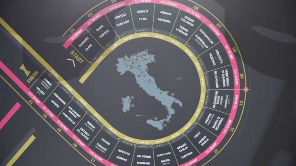 Na snímke mapa trate jubilejného stého ročníka medzinárodných cyklistických etapových pretekov Giro d'Italia počas prezentácie v Miláne 25. októbra 2016. 