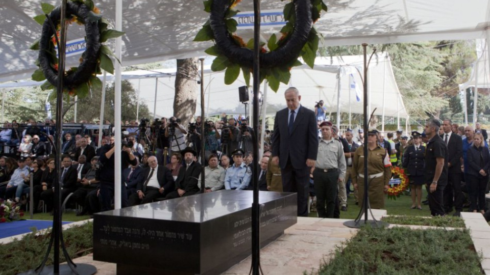 Izraelský premiér Benjamin Netanjahu pri hrobe bývalého izraelského prezidenta Šimona Peresa, ktorý zomrel 28. septembra vo veku 93 rokov. Exprezidentovi odhalili náhrobok na národnom cintoríne na Herzlovej hore v Jeruzaleme 28. októbra 2016.