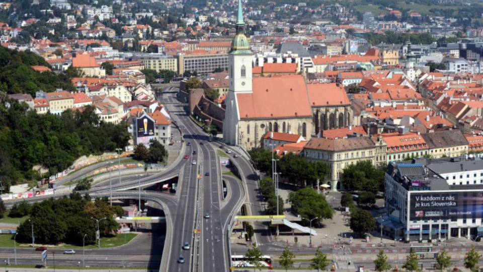Pohľad na hlavné mesto SR, Bratislavu z vyhliadkovej plošiny kaviarne UFO na Moste SNP nad európskym veľtokom, riekou Dunaj v Bratislave. Na snímke pohľad na bratislavské Staré mesto, Dóm svätého Martina (uprostred), Rázusovo nábrežie (dole), v strede zdola hore cestná estakáda z Mosta SNP, Rybné námestie a Staromestská ulica.