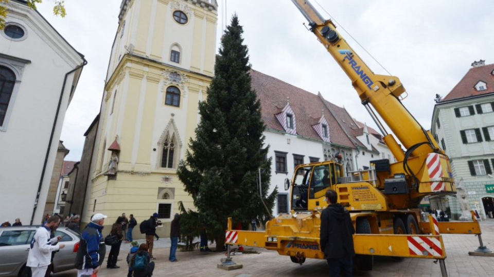 Na archívnej snímke osadenie vianočného stromu na Hlavnom námestí v Bratislave.