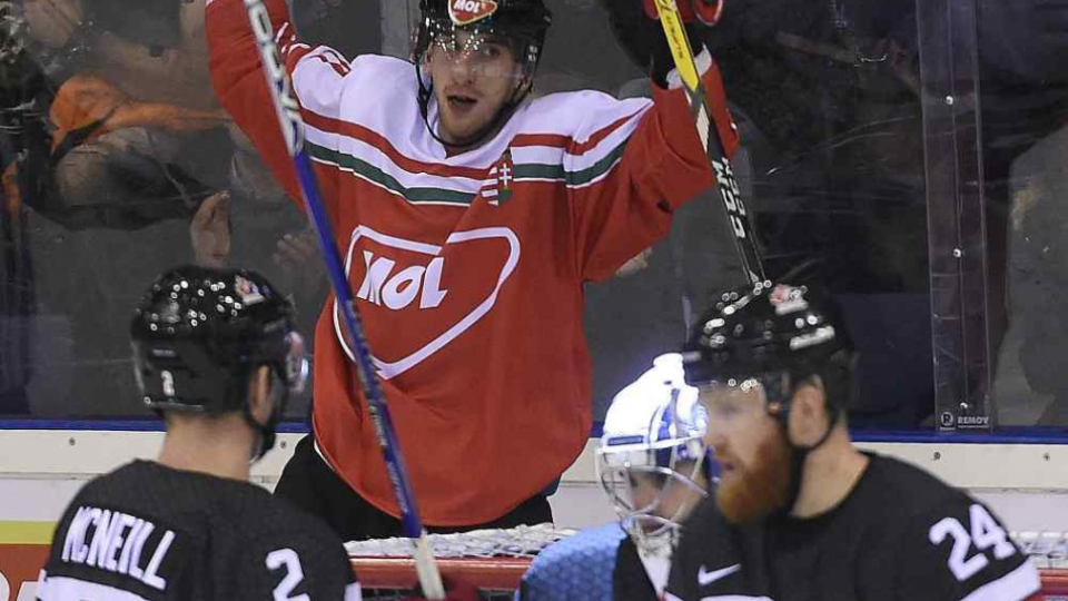Maďarský hokejista István Sofron sa teší po strelení úvodného gólu v prípravnom zápase Maďarsko - Kanada v Budapešti 1. novembra 2016