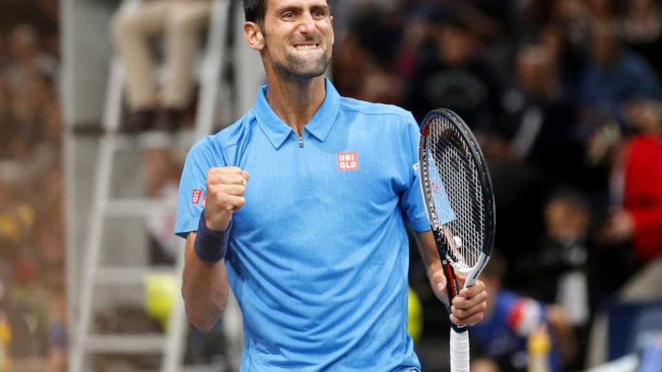 Srbský tenista Novak Djokovič sa teší po výhre nad Bulharom Grigorom Dimitrovom v osemfinálovom zápase mužskej dvojhry na záverečnom podujatí série ATP Masters 1000 v Paríži .