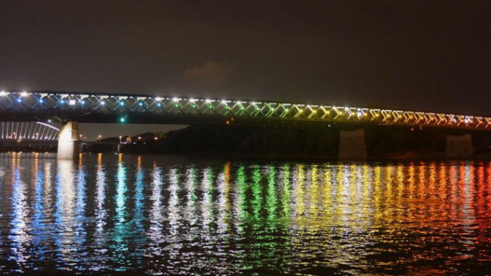 Z festivalu Biela noc v Bratislave v sobotu 8. októbra 2016. Na snímke svetelná inštalácia Harmony na novom Starom moste.