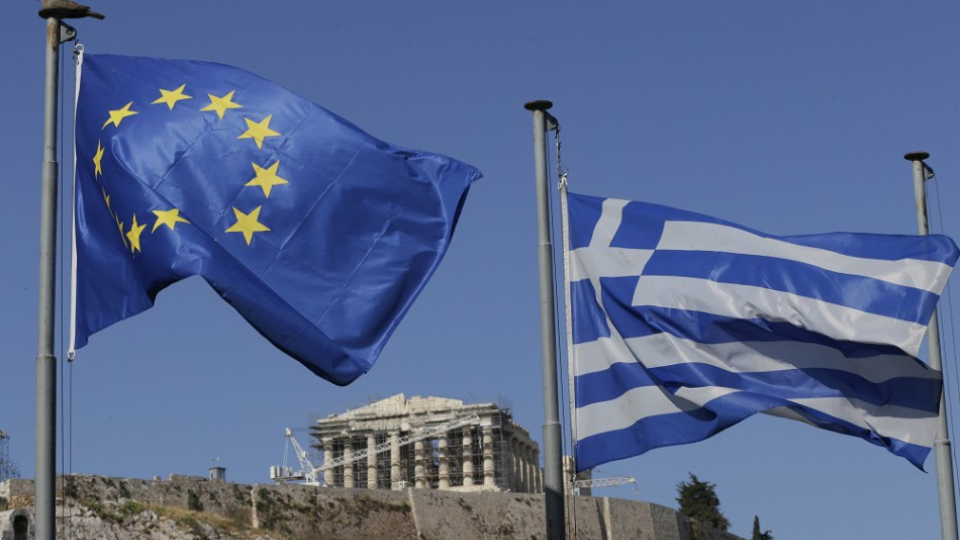 Na ilustračnej foto vlajky EÚ a Grécka.
