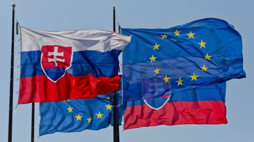 Na ilustračnej foto vlajky SR a EÚ.