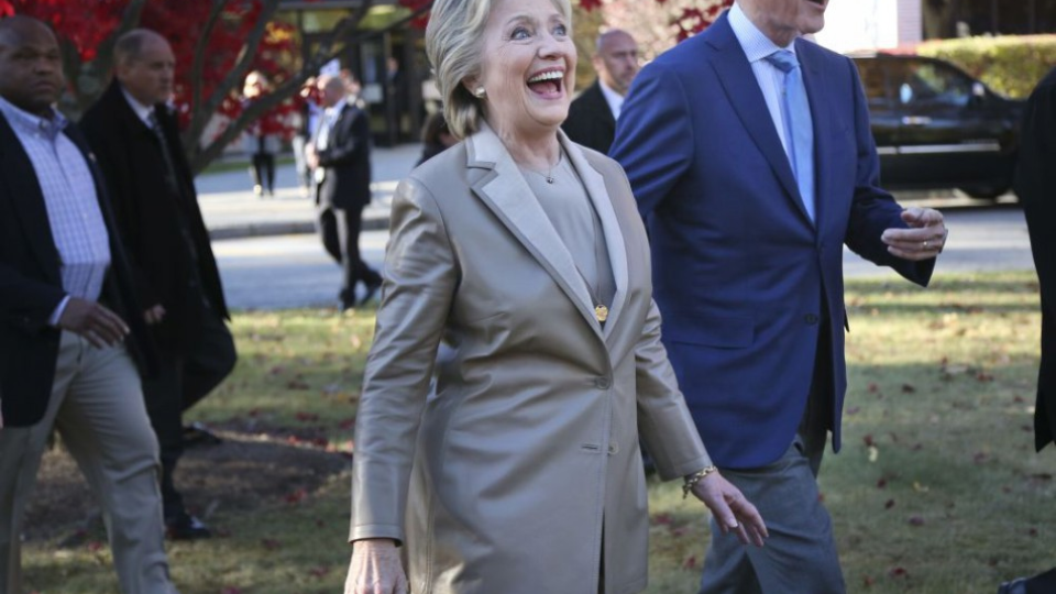 Demokratická kandidátka na prezidenta Spojených štátov Hillary Clintonová a jej manžel a bývaký americký prezident Bill Clinton zdravia svojich stúpencov počas odchodu z volebnej miestnosti v prímestskej obci Chappaqua, štát New York počas voľby nového prezidenta Spojených štátov 8. novembra 2016.