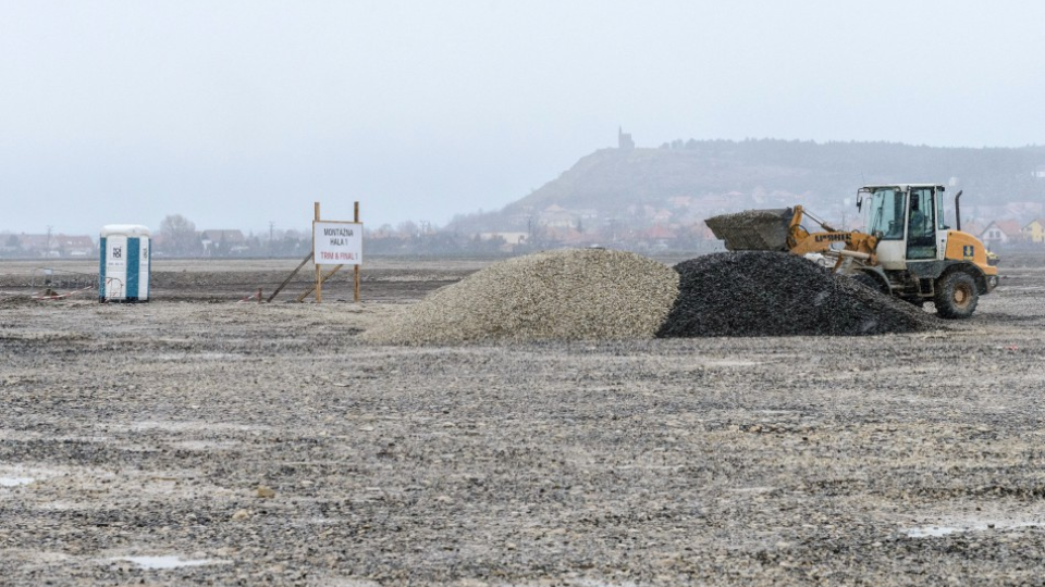 Na snímke výstavba priemyselného parku v Nitre - Drážovciach 25. februára 2016, ktorého súčasťou bude závod spoločnosti Jaguar Land Rover.