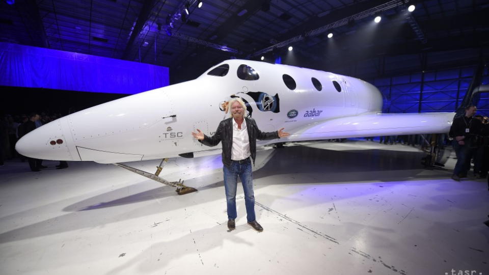 Richard Branson pred raketolánom.