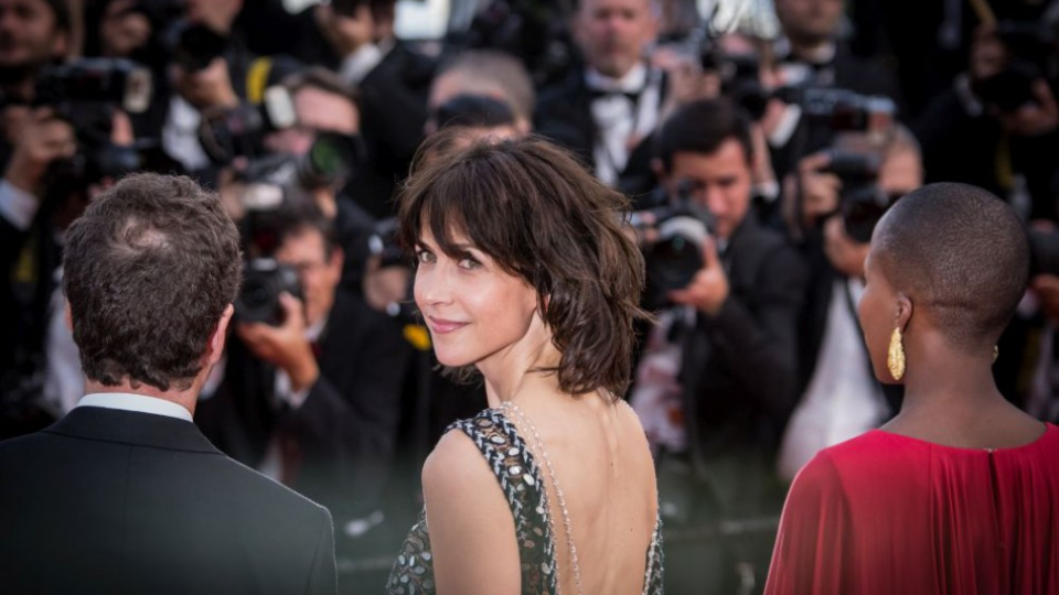 Na snímke členka festivalovej poroty Sophie Marceauová (v strede) pózuje fotografom na slávnom červenom koberci pred oficiálnym otvorením 68. Medzinárodného festivalu vo francúzskom Cannes 13. mája 2015. 