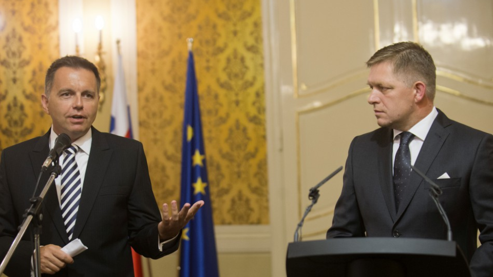 Na archívnej snímke vpravo premiér SR Robert Fico a vľavo minister financií Peter Kažimír.