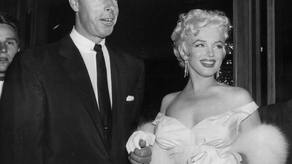 Na archívnej snímke z 2. júna 1955 herečka Marilyn Monroe (vpravo) a americký bejzbalový hráč Joe DiMaggio.