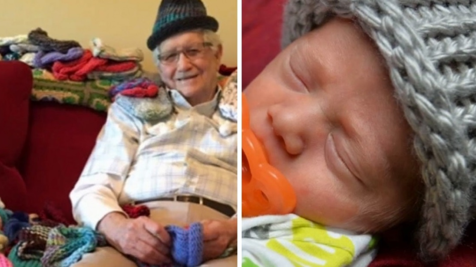Starček vyrába čiapky pre predčasne narodené deti.
