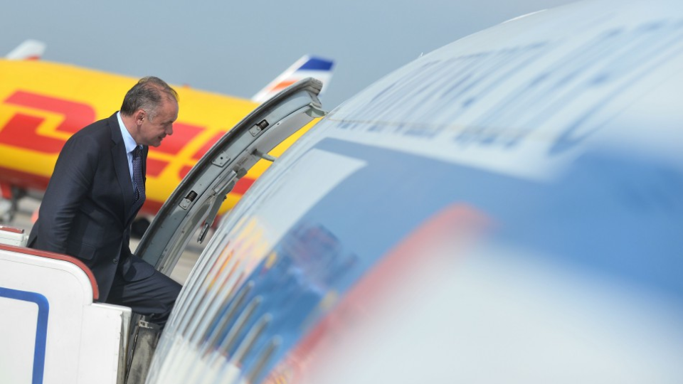 Prezident Andrej Kiska nastupuje do lietadla.