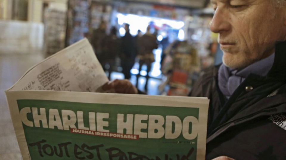 Archívna snímka, Jean Paul Bierlein číta nové číslo týždenníka Charlie Hedbo, 14. januára 2015, Nice, Francúzsko. 