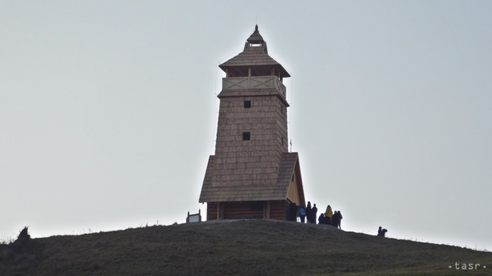 Na snímke z 22. novembra 2016 nová vyhliadková veža spojená s kaplnkou v sedle Zbojská nad mestom Tisovec v okrese Rimavská Sobota.