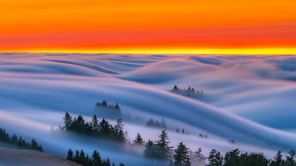 Fotografia hmly, ktorá pripomína vlny oceánu.
