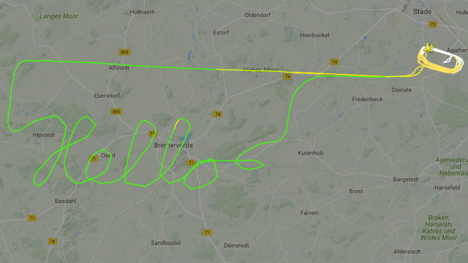 Nad nemeckým vidiekom zanechal pilot lietadla pozdrav.
