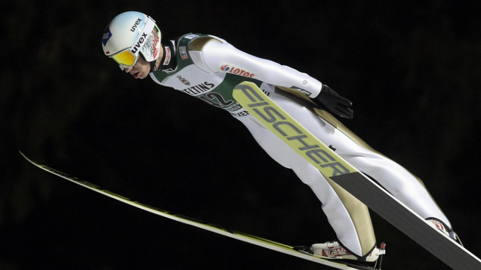 Kamil Stoch zvíťazil spolu s poľským tímom v skokoch na lyžiach na Svetovom pohári v skokoch v Klingenthali, 3. decembra 2016.
