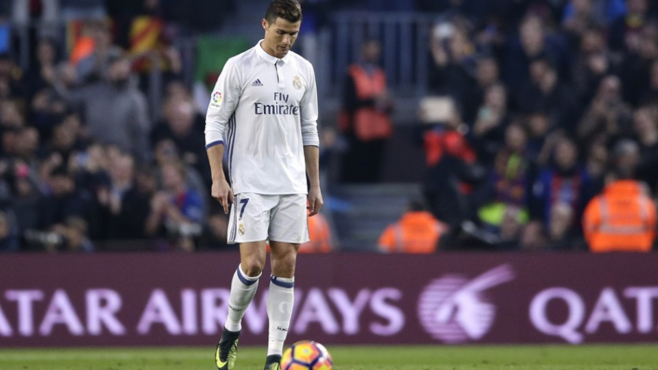 Hráč Realu Madrid Cristiano Ronaldo reaguje po góle Luisa Suareza z FC Barcelony zápase 14. kola španielskej La Ligy medzi FC Barcelona - Real Madrid 3. decembra 2016 v Barcelone.