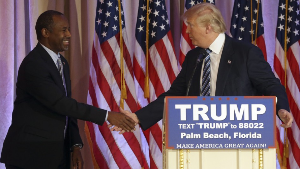 Bývalý americký prezidentský kandidát Ben Carson (vľavo) si podáva ruku s americkým republikánskym prezidentským kandidátom Donaldom Trumpom počas tlačovej konferencie v americkom meste Palm Beach.