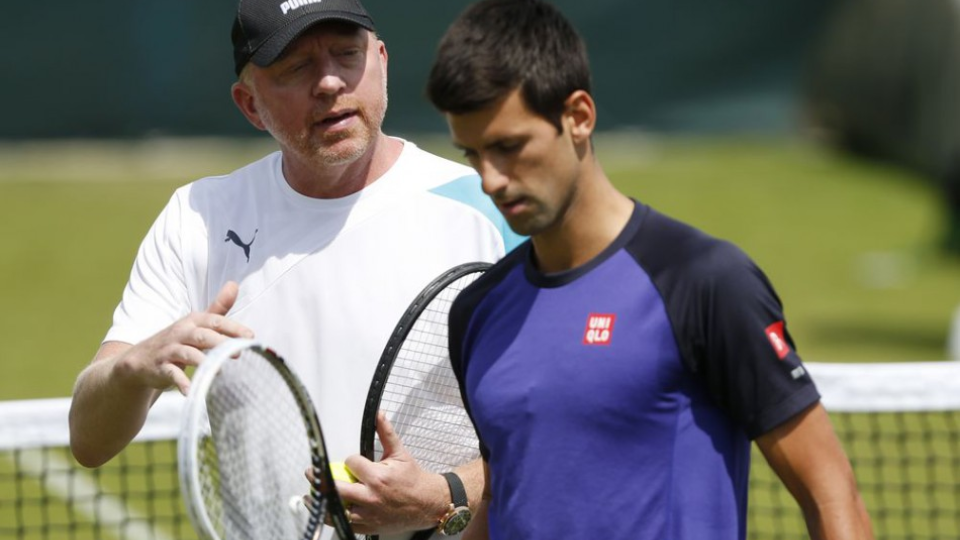 Srbský tenista Novak Djokovič (vpravo) počúva pokyny trénera Borisa Beckera, archívna snímka