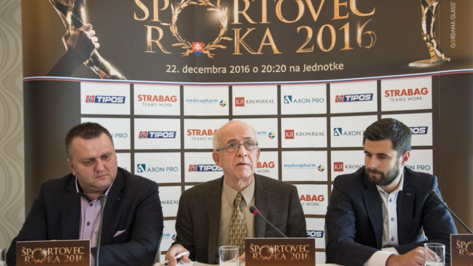 Na snímke zľava Ján Kakaščík z B&D Agency, predseda Klubu športových redaktorov (KŠR) Tomáš Grossman a Marek Jusko z B&D Agency počas tlačovej konferencie v Bratislave 7. decembra 2016.