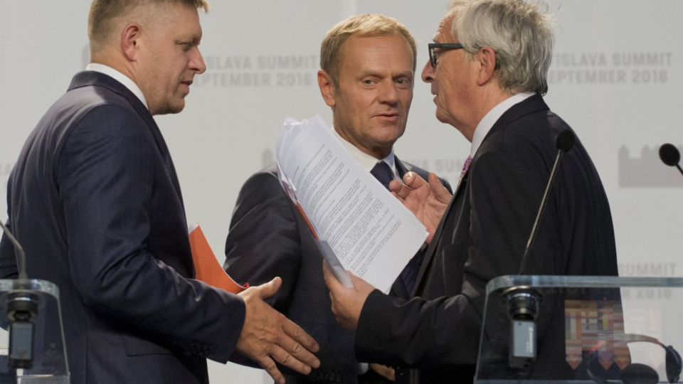 V Bratislave sa uskutočnilo neformálne stretnutie lídrov 27 krajín Európskej únie (EÚ). Hlavnou úlohou Bratislavského summitu je začať sebareflexiu EÚ a hľadať cestu, ako bude vyzerať Únia po odchode Veľkej Británie. Na snímke sprava predseda Európskej komisie Jean-Claude Juncker, predseda Európskej rady Donald Tusk  a predseda vlády SR Robert Fico počas tlačovej konferencie. V Bratislave dňa 16. septembra 2016.