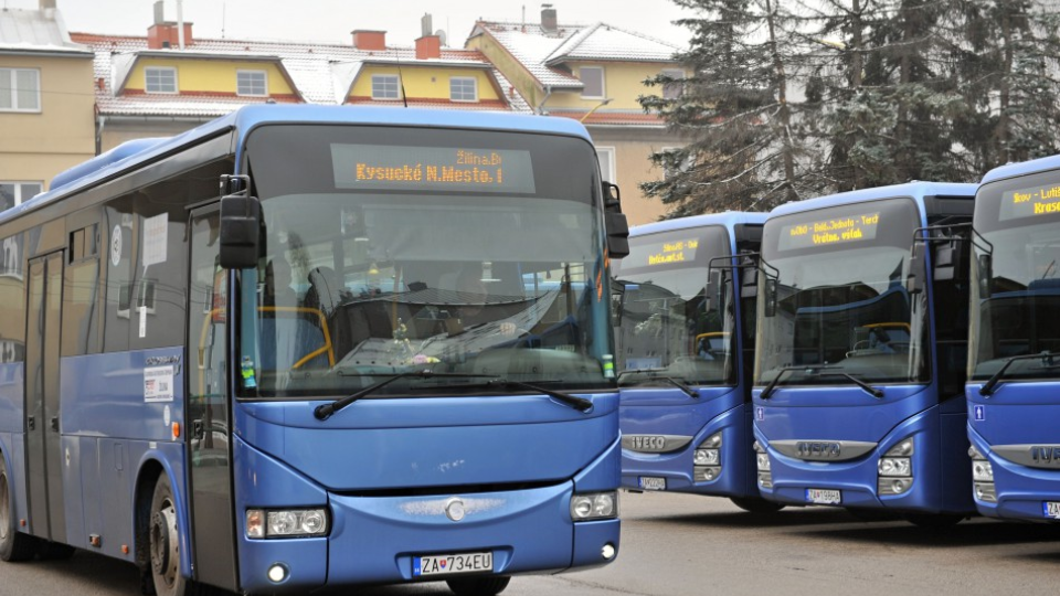 Na snímke nové autobusy Žilinského samosprávneho kraja typu Iveco Crossway 10,8 m počas slávnostného odovzdania do prevádzky na autobusovej stanici v Žiline 7. decembra 2016.