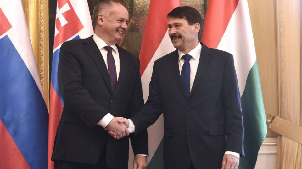 Slovenský prezident Andrej Kiska (vľavo) a maďarský prezident János Áder sa zdravia počas stretnutia v prezidentskom paláci v Budapešti 5. decembra 2016.
