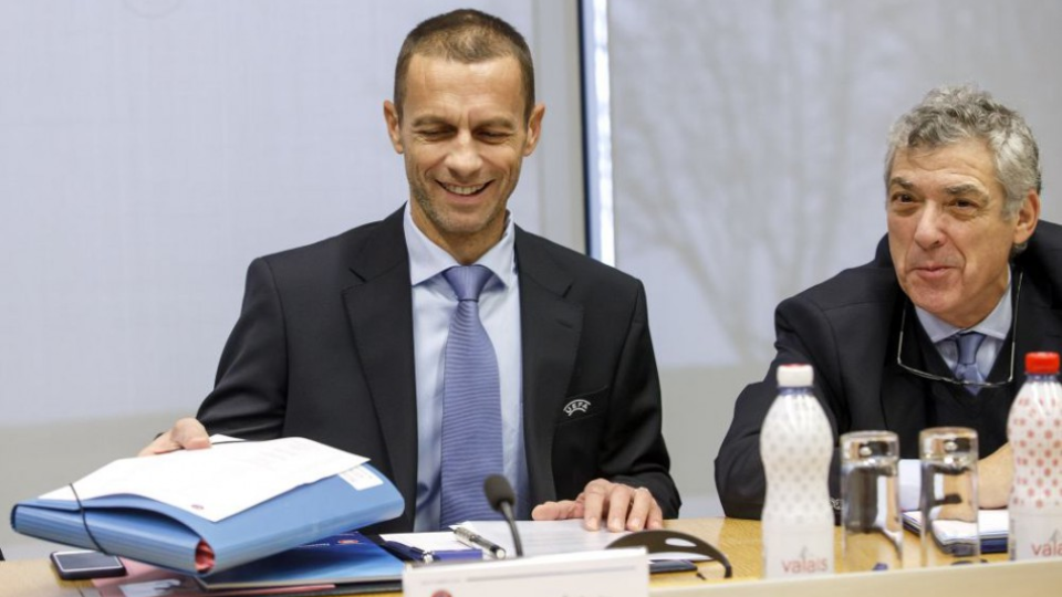 Prezident UEFA Aleksander Čeferin (vľavo) a prvý viceprezident UEFA Ángel María Villar Llona sa usmievajú pred začiatkom zasadnutia exekutívy UEFA vo švajčiarskom Nyone 9. decembra 2016.