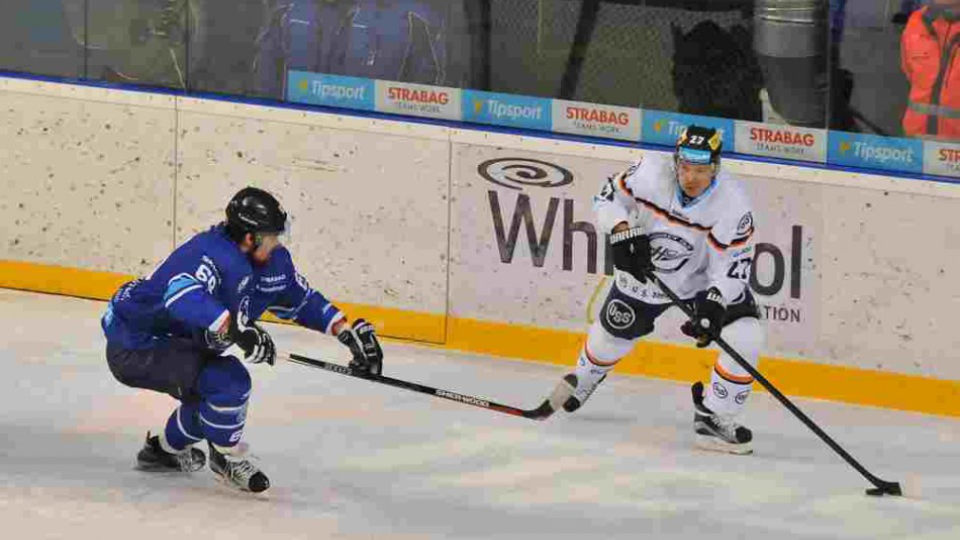 Na snímke vpravo Ladislav Nagy (Košice) a vľavo Aleš Ježek z Popradu v zápase 28. kola hokejovej Tipsport Ligy medzi HK Poprad a HC Košice v Poprade 9. decembra 2016. 
