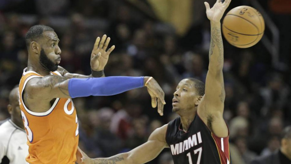Basketbalista Clevelandu Cavaliers LeBron James (vľavo) a hráč Miami Heat Rodney McGruder v zápase zámorskej basketbalovej NBA v Clevelande.