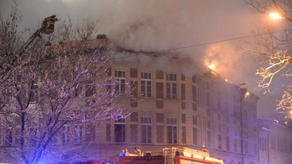 Na snímke dym stúpa počas hasenia strechy budovy Univerzity Pavla Jozefa Šafárika počas požiaru v Košiciach 9. decembra 2016.