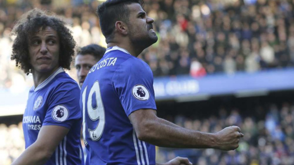 Na snímke hráč Chelsea Diego Costa (v strede) oslavuje svoj gól so spoluhráčom Davidom Luizom v zápase 15. kola anglickej Premiere League Chelsea Londýn - West Bromwich Albion v Londýne 11. decembra 2016. 