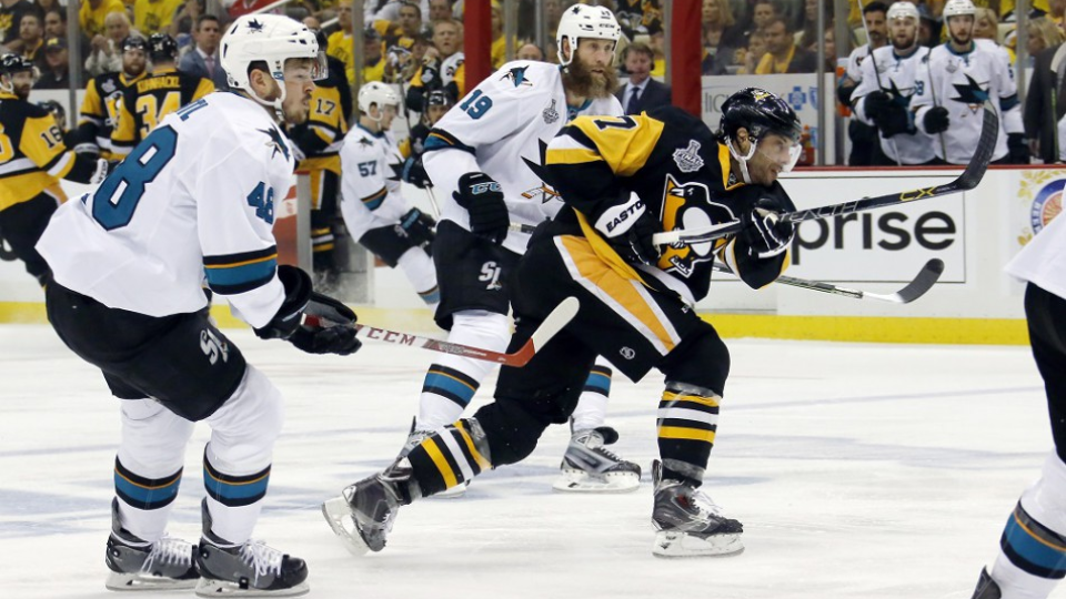 Na snímke v popredí hráč Pittsburgh Penguins Sidney Crosby.
