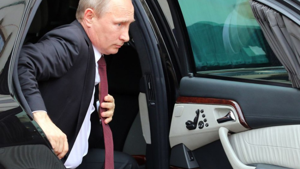 Na archívnej snímke ruský prezident Vladimir Putin vystupuje z limuzíny.