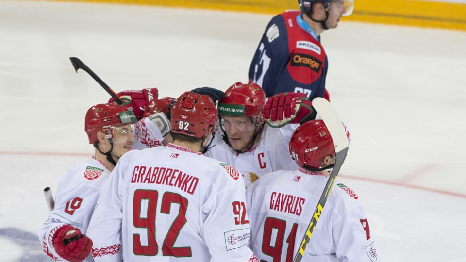 Na snímke gólová radosť Bielorusov počas hokejového zápasu Slovensko - Bielorusko na Turnaji štyroch krajín o Švajčiarsky pohár 16. decembra 2016 v Bieli.
