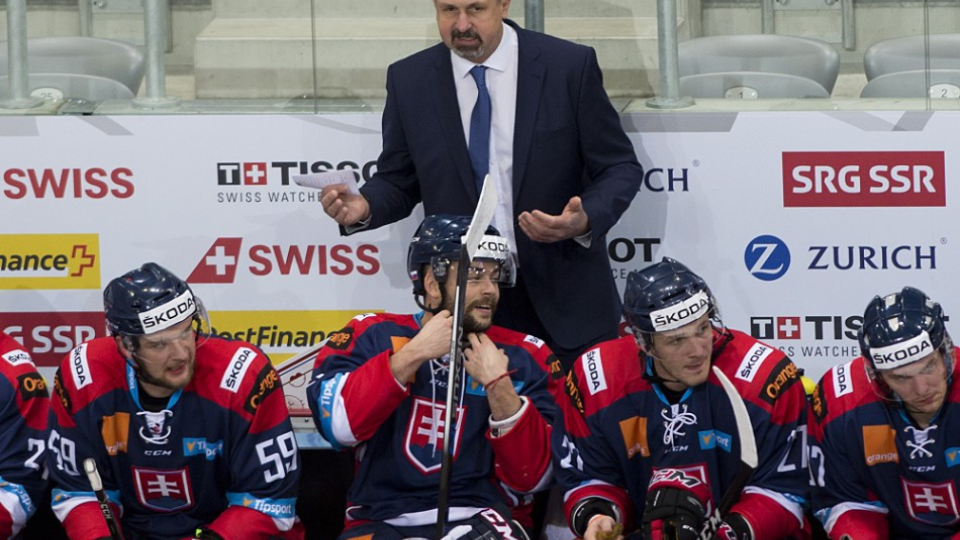 Na snímke hore tréner slovenských hokejistov Zdeno Cíger počas hokejového zápasu Slovensko - Bielorusko na Turnaji štyroch krajín o Švajčiarsky pohár 16. decembra 2016 v Bieli.