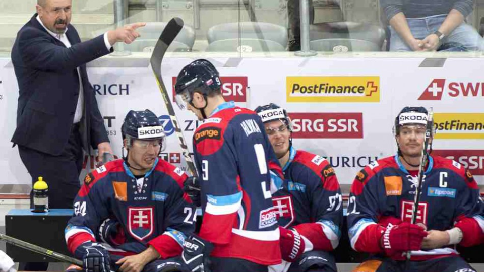 Na snímke vľavo tréner hokejistov Slovenska Zdeno Cíger v zápase Slovensko - Francúzsko na turnaji o Švajčiarsky pohár v hokeji vo švajčiarskom  Bieli v sobotu 17. decembra 2016.
