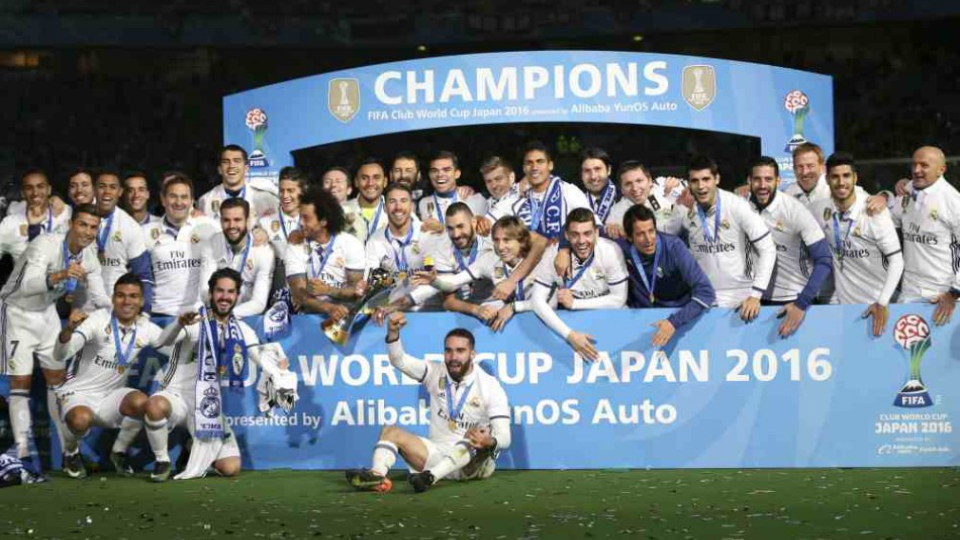 utbalisti Realu Madrid a realizačný tím pózujú pre fotografov po víťazstve v 13. ročníku majstrovstiev sveta klubov FIFA. Vo finále dokázali zvrátiť nepriaznivý vývoj a vyhrali nad domácim tímom Kašima Antlers 4:2 po predĺžení v japonskej Jokohame 18. decembra 216.