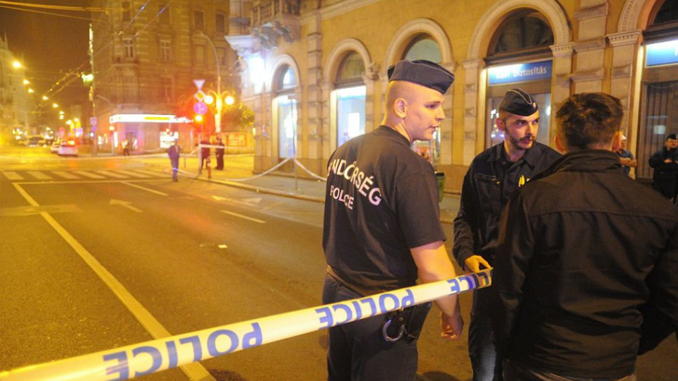 Polícia a záchranári uzavreli okolie obchodu neďaleko Hudobnej akadémie Franza Liszta, ktorým krátko pred polnocou otriasla explózia. Budapešť, 25. septembra 2016.