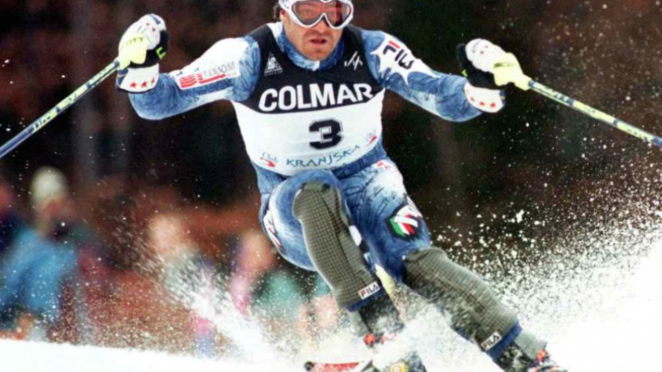 Na archívnej snímke zo 4. januára 1998 taliansky lyžiar Alberto Tomba počas 1. kola slalomu Svetového pohára v slovinskej Kranjskej Gore.