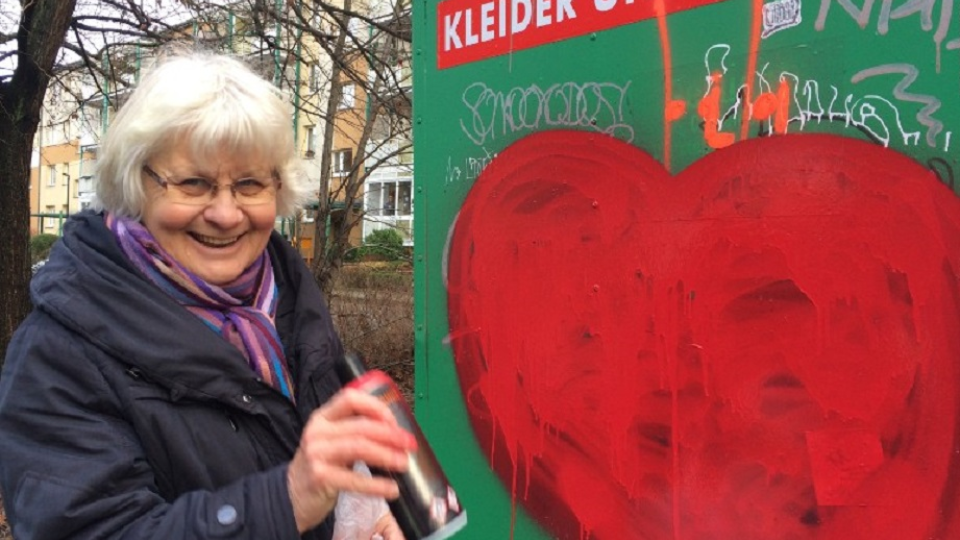 Dôchodkyňa v Berlíne sprejuje v uliciach mesta červené srdcia.