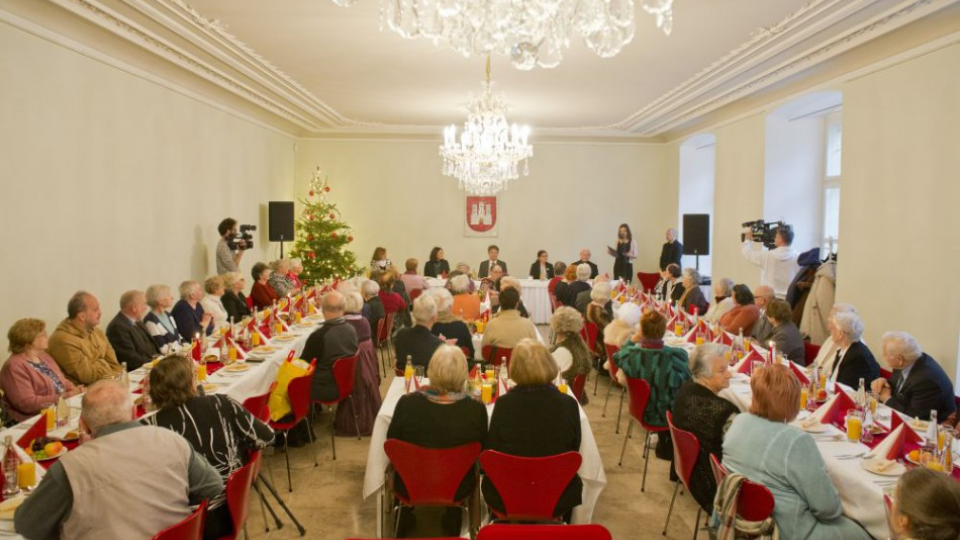 Z vianočného posedenia s osamelými Bratislavčanmi organizovaným primátorom mesta Ivom Nesrovnalom. Bratislava, 22. decembra 2016.
